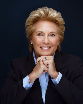 Portrait souriant d'une dirigeante sur fond bleu nuit