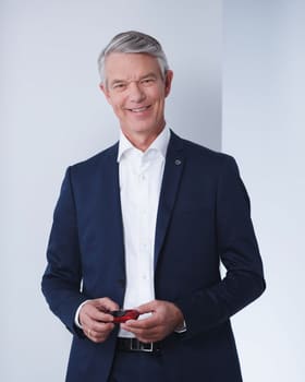 Portrait d'un homme en costume bleu sur fond clair