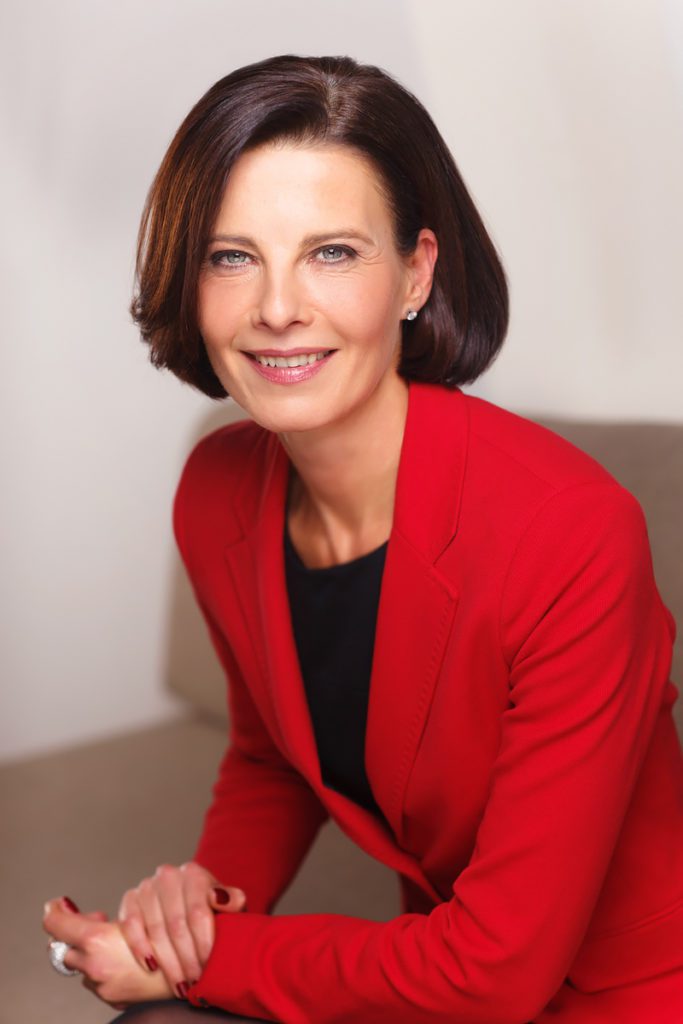 Photographe corporate pour les entreprises 9 Photographe Corporate - expert en image Portrait feminin Toulouse. Portrait agence de conseil corporate moderne