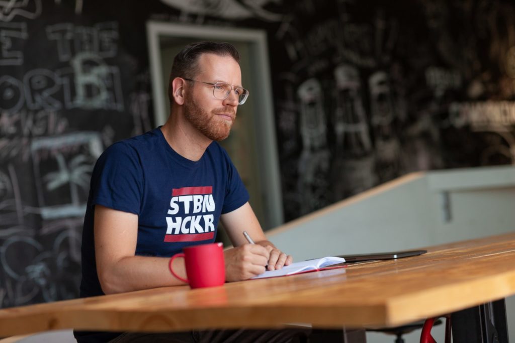 Photographe en entreprise. Portrait moderne