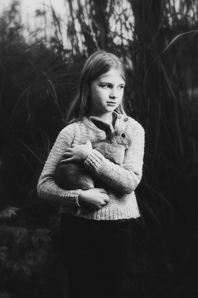 Photographe corporate pour les entreprises 7 Photographe Corporate - expert en image Portrait Fille avec lapin