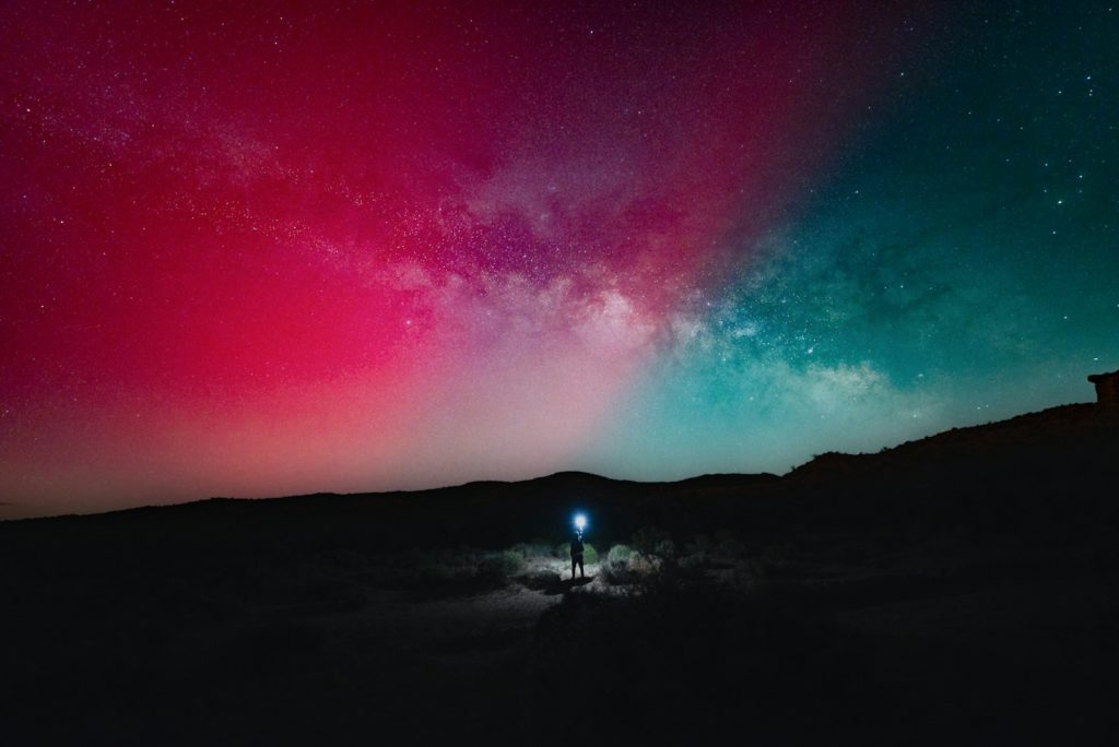 Photographe corporate pour les entreprises 7 Photographe Corporate - expert en image a person standing in the middle of a field under a night sky filled with stars